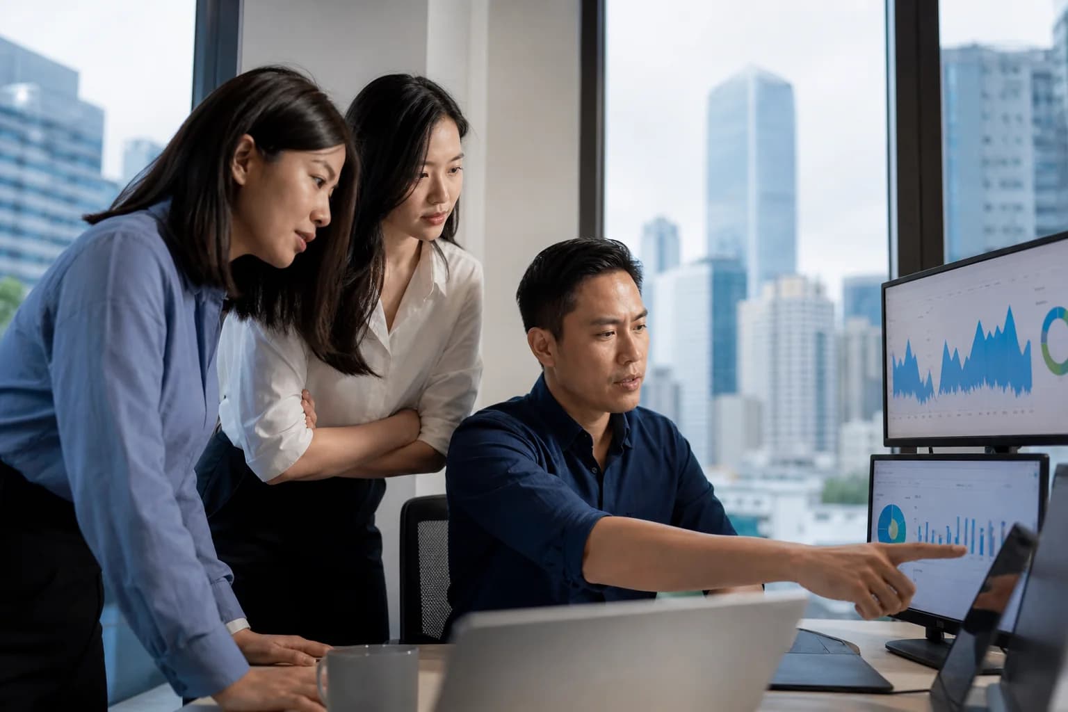 香港 SEO 策略團隊共同檢視網站成效數據